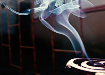 കൊതുകിനെ തുരത്താൻ രാത്രി മുറിയടച്ച് കൊതുകുതിരി കത്തിച്ചു; പുക ശ്വസിച്ച് ഒരു കുടുംബത്തിലെ ആറ് പേർക്ക് ദാരുണാന്ത്യം