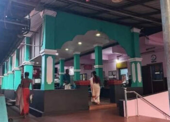 തിരുമാന്ധാം കുന്ന് ക്ഷേത്രത്തിലെ ഓഫീസിന് പച്ചനിറം; പ്രതിഷേധവുമായി വിശ്വാസികൾ; നിറംമാറ്റം പൂരത്തിനുളള മുഖംമിനുക്കലിന്റെ പേരിൽ