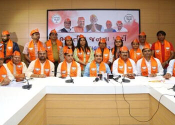 ഗുജറാത്തിൽ ആം ആദ്മി നേതാക്കൾ ബിജെപിയിലേക്ക്; ചേക്കേറിയത് 6 കൗൺസിലർമാർ