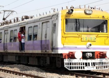 ആശുപത്രിയിലെത്തിക്കാൻ ആംബുലൻസ് നൽകിയില്ല; ട്രെയിൻ കാത്തിരിക്കുന്നതിനിടെ 50 കാരി കുഴഞ്ഞുവീണ് മരിച്ചു