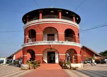 ജയിൽ ചാടാൻ ശ്രമിച്ചു; എത്തിയത് മറ്റൊരു ബ്ലോക്കിൽ;അബദ്ധം മനസിലായതോടെ തിരിച്ച് ചാടി മോഷണക്കേസ് പ്രതി