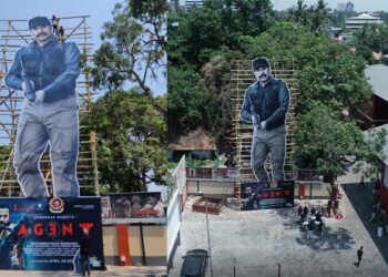 മാനം മുട്ടെ ഉയർന്ന് മമ്മൂട്ടി;  കേണൽ മഹാദേവന്റെ 50 അടി കട്ട്ഔട്ട് ആരാധകരുടെ മനം കവരുന്നു