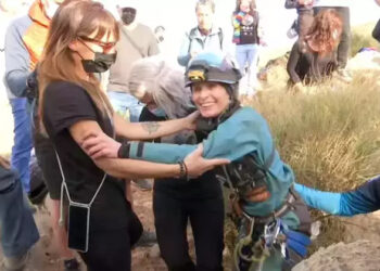 ഇറങ്ങുമ്പോൾ പ്രായം 48 വയസ്; തിരിച്ച് കയറുമ്പോൾ 50; അഞ്ഞൂറ് ദിവസത്തെ സാഹസിക ഏകാന്തവാസം പൂർത്തിയാക്കി ബീയാട്രിസ് ഫ്ലമീനി