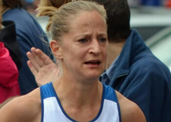 എല്ലാം കൂടി എങ്ങനെ ഓടിത്തീർക്കാനാ .. ഓട്ടത്തിനിടെ കാറോടിച്ച് മാരത്തൺ പൂർത്തിയാക്കി; പ്രമുഖ അത്‌ലറ്റിന് അയോഗ്യത