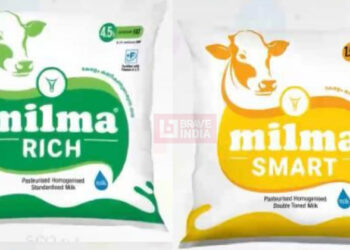 മിൽമ കൊളള; പച്ചക്കവറിന്റെ മാത്രം വില വർദ്ധന പിൻവലിച്ചു; മഞ്ഞക്കവറിലെ വർദ്ധന തുടരും