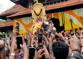 നെയ്തലക്കാവ് ഭഗവതി തെക്കേ ഗോപുരമിറങ്ങി:തൃശൂർ പൂരത്തിന്റെ ചടങ്ങുകൾക്ക് തുടക്കം