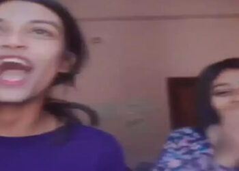 ദേശീയ ഗാനം തെറ്റായി ആലപിച്ച് പെൺകുട്ടികൾ; കയ്യിൽ സിഗരറ്റും; ദേശീയ ഗാനത്തെ അവഹേളിച്ചതിൽ കേസ് എടുത്ത് പോലീസ്