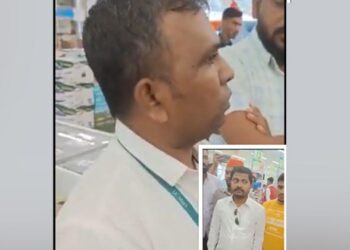 കടയിലെത്തിയ ഉപഭോക്താവിനോട് തിലകം മായ്ക്കണമെന്ന് ജീവനക്കാരൻ; കാര്യമന്വേഷിച്ചെത്തിയ ബജ്‌റംഗ്ദൾ പ്രവർത്തകരുടെ മുമ്പിൽ മൗനം പാലിച്ച് യുവാവ്; വീഡിയോ പുറത്ത്