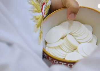 ‘കൗതുകം ലേശം കൂടുതലാ’; പള്ളിയിൽ കയറി തിരുവോസ്തി സ്വീകരിച്ചു; പകുതി കഴിച്ച ശേഷം പോക്കറ്റിലിട്ടു; മലപ്പുറം സ്വദേശികളായ നാല് അന്യമതസ്ഥരെ പിടികൂടി വിശ്വാസികൾ; കൗതുകം കൊണ്ട് ചെയ്തുപോയതാണെന്ന് മൊഴി