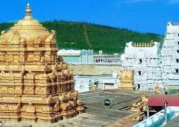 തിരുപ്പതി ക്ഷേത്രങ്ങളിലേക്ക് സ്വർണനൂലിഴകൾ കൊണ്ടുള്ള സാരി സമ്മാനിച്ച് ഭക്തൻ
