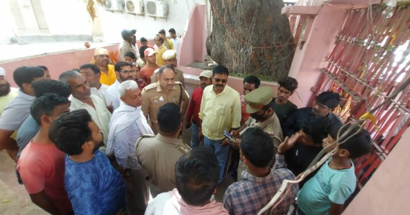 വാരാണസിയിൽ വർഷങ്ങൾ പഴക്കമുള്ള ക്ഷേത്രത്തിന് നേരെ ആക്രമണം; ശക്തമായി പ്രതിഷേധിച്ച് ഹിന്ദു വിശ്വാസികൾ