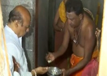 തിരഞ്ഞെടുപ്പിന് പിന്നാലെ ദൈവ സന്നിധിയിൽ ബസവരാജ് ബൊമ്മെ; ദേവി ക്ഷേത്രത്തിൽ ദർശനം നടത്തി കർണാടക മുഖ്യമന്ത്രി