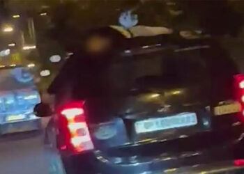 ബൈക്കിൽ സഞ്ചരിക്കുകയായിരുന്ന യുവാക്കളെ ഇടിച്ചു തെറിപ്പിച്ചു; ഒരാൾ കൊല്ലപ്പെട്ടു; കാറിന് മുകളിൽ തെറിച്ചുവീണ യുവാവുമായി നിർത്താതെ പാഞ്ഞത് മൂന്ന് കിലോമീറ്റർ ദൂരം