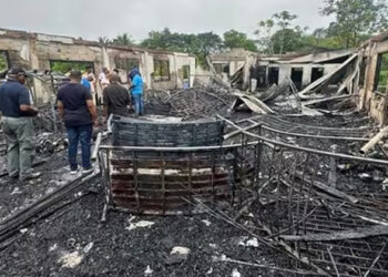 അദ്ധ്യാപിക ഫോൺ പിടിച്ചെടുത്ത ദേഷ്യത്തിൽ 14 കാരി സ്‌കൂൾ കെട്ടിടത്തിന് തീയിട്ടു; 19 കുട്ടികൾ മരിച്ചു