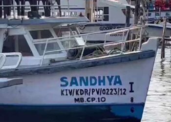 പാഠം പഠിക്കാതെ കേരളം; കൊച്ചി മറൈൻ ഡ്രൈവിൽ നിയമങ്ങൾ കാറ്റിൽ പറത്തി വിനോദസഞ്ചാരികളെ കുത്തിനിറച്ച് തലങ്ങും വിലങ്ങും ബോട്ടുകൾ; രണ്ട് ബോട്ടുകൾ കസ്റ്റഡിയിൽ