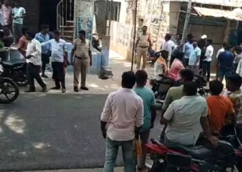 ഭർത്താവിന്റെ ശരീരത്തിന് മുകളിൽ പേപ്പർ കൂട്ടിയിട്ട് കത്തിച്ച് വയോധിക; ക്രൂരതയ്ക്ക് പ്രേരണയായത് ആൺമക്കൾ