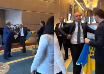 കയ്യിലിരുന്ന പതാക തട്ടിപ്പറിച്ചു; പിന്നാലെ റഷ്യൻ പ്രതിനിധിയെ ഓടിച്ചിട്ട് തല്ലി യുക്രെയ്ൻ എംപി; വീഡിയോ