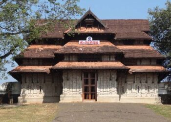 വടക്കുംന്നാഥ ക്ഷേത്ര ഗോപുരത്തിൽ ആചാരലംഘനം!!; മാംസം വിളമ്പിയതിന് തെളിവുമായി ഭക്തൻ