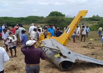 കർണാടകയിൽ വ്യോമസേനാ വിമാനം തകർന്ന് വീണു; രണ്ട് പൈലറ്റുമാർ രക്ഷപെട്ടു