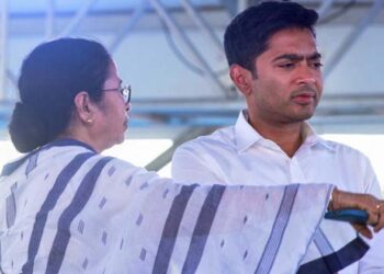 അഭിഷേക് ബാനർജിയുടെ റാലിക്ക് മുൻപേ തമ്മിലടി,കയ്യാങ്കളി,ബോംബേറ്; 10 തൃണമൂൽ പ്രവർത്തകർക്ക് പരിക്ക്