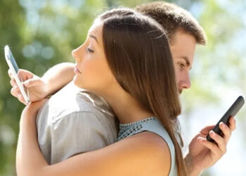 ഏകാഗ്രത നശിപ്പിക്കും, ലക്ഷ്യങ്ങളില്‍ നിന്നും പിന്നോട്ടുവലിക്കും; സോഷ്യല്‍മീഡിയ, സ്മാര്‍ട്ട്‌ഫോണ്‍ അഡിക്ഷന്‍ അപകടകാരികളാണ്, രക്ഷപ്പെടാന്‍ വഴികളിതാ