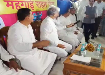 സംസാരിച്ച് കൊണ്ടിരിക്കുന്നതിനിടെ മൈക്കിന് തകരാർ; കളക്ടർക്ക് നേരെ വലിച്ചെറിഞ്ഞ് അശോക് ഗെഹ്ലോട്ട്