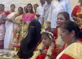 ബലി പെരുന്നാൾ ദിനത്തിൽ ക്ഷേത്രത്തിലെ പൂജകളിൽ പങ്കെടുത്ത് ഇസ്ലാമിക വിശ്വാസിയായ അമ്മയും മകളും; ചിത്രങ്ങൾ വൈറൽ