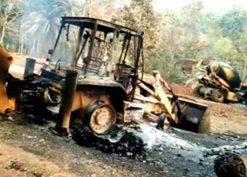 ഛത്തീസ്ഗഡിൽ ഉപദ്രവം തുടർന്ന് കമ്യൂണിസ്റ്റ് ഭീകരർ; റോഡ് നിർമ്മാണത്തിന് എത്തിച്ച വാഹനങ്ങൾ അഗ്നിക്കിരയാക്കി 