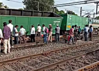 മഴ വന്നപ്പോൾ തീവണ്ടിയ്ക്ക് താഴെ തൊഴിലാളികൾ അഭയംപ്രാപിച്ചു; അറിയാതെ മുന്നോട്ടെടുത്ത് ലോക്കോപൈലറ്റ്; ഒഡീഷയിൽ ചരക്ക് തീവണ്ടി ശരീരത്തിലൂടെ കയറി ഇറങ്ങി ആറ് മരണം