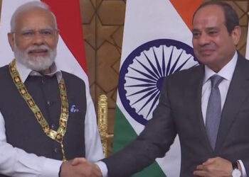 ചരിത്രം ഈ മുഹൂർത്തം; നരേന്ദ്രമോദിയെ പരമോന്നത ബഹുമതി നൽകി ആദരിച്ച് ഈജിപ്ത്; ത്രിവർണ പതാക ഉയർത്തി സ്നേഹാഭിവാദ്യങ്ങളുമായി ജനങ്ങൾ