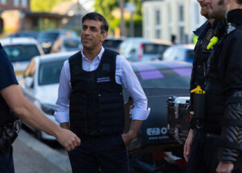 ബ്രിട്ടണിൽ 20 രാജ്യങ്ങളില്‍ നിന്നുള്ള 105 അനധികൃത കുടിയേറ്റക്കാർ അറസ്റ്റിൽ; രാജ്യവ്യാപക റെയ്ഡ്‌; തിരച്ചിൽ സംഘത്തിനൊപ്പം ചേർന്ന് ഋഷി സുനക്