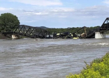 പാലം തകർന്ന് ട്രെയിൻ വെള്ളത്തിലേക്ക്; അപകടകാരികളായ രാസവസ്തുക്കൾ നദിയിൽ കലർന്നു; ആശങ്ക