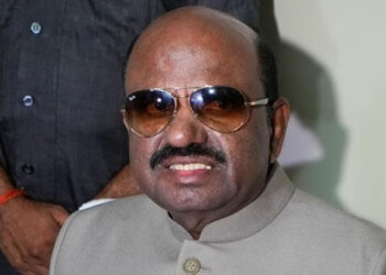 അക്രമികളെ മാത്രമല്ല, അവരെ നിയന്ത്രിക്കുന്ന രാഷ്ട്രീയ കൺട്രോൾ റൂമുകളേയും നിലയ്ക്ക് നിർത്തും; ബംഗാളിലെ അക്രമ സംഭവങ്ങളിൽ രൂക്ഷ വിമർശനവുമായി ഗവർണർ