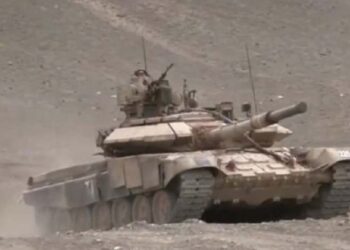 ആർമി ടാങ്കുകളുടെ ഇടിമുഴക്കത്തിൽ ലഡാക്ക് അതിർത്തി കുലുങ്ങി ; ഇന്ത്യക്ക് നേരെ കണ്ണുയർത്തിയാൽ തകർത്തുകളയുമെന്ന മുന്നറിയിപ്പുമായി സൈനിക പരിശീലനം