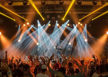 സംഗീത പരിപാടിയ്ക്കിടെ ആവേശം മൂത്ത് പാന്റ്സ് അഴിച്ചു; ചൈനയിൽ ഗായകനെ തടവിലാക്കി