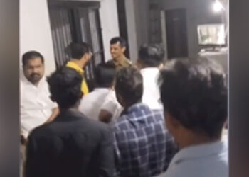 കെഎസ്‌യു പ്രവർത്തകരെ പോലീസ് സ്‌റ്റേഷനിൽ അതിക്രമിച്ച് കയറി ലോക്കപ്പ് തുറന്ന് പുറത്തിറക്കി റോജി എം ജോൺ എംഎൽഎയും സംഘവും; പോലീസുകാരെ കയ്യേറ്റം ചെയ്യാനും ശ്രമം