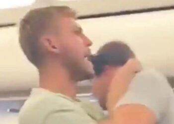 ടേക്ക് ഓഫിനിടെ വിമാനത്തിൻറെ വാതിൽ തുറക്കാൻ ശ്രമിച്ചു; ലണ്ടനിൽ യുവാവ് അറസ്റ്റിൽ