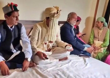 മഴ ചതിച്ചു, പക്ഷെ വീഡിയോ കോൾ തുണച്ചു; പ്രതികൂല കാലാവസ്ഥയിൽ മുടങ്ങേണ്ട വിവാഹം വീഡിയോ കോളിലൂടെ നടത്തി വധൂവരൻമാർ