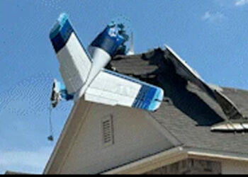 ഇരുനില വീടിനുമുകളിലേക്ക് വിമാനം ഇടിച്ചുകയറി; വീട്ടിൽ ആളില്ലാത്ത സമയത്തായിരുന്നു അപകടം