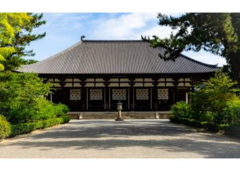 ക്ഷേത്രത്തിന്റെ തൂണിൽ നഖം കൊണ്ട് സ്വന്തം പേരെഴുതി ; ജപ്പാനിൽ 17 കാരനായ കനേഡിയൻ പൗരൻ കസ്റ്റഡിയിൽ