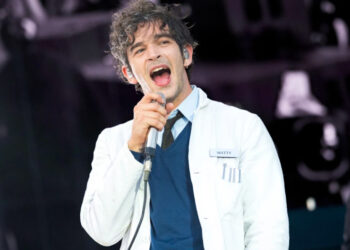 വേദിയിൽ പുരുഷ താരങ്ങൾ  ചുംബിച്ചു ; സംഗീതോത്സവ പരിപാടികൾ റദ്ദ് ചെയ്ത് മലേഷ്യ