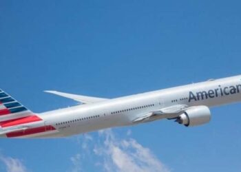 അമേരിക്കൻ എയർലൈൻസ് വിമാനം മൂന്ന് മിനിറ്റിനുള്ളിൽ 15,000 അടി താഴ്ചയിലേക്ക് വീണു; പരിഭ്രാന്തരായി യാത്രക്കാർ