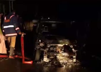 ഓടിക്കൊണ്ടിരുന്ന കാറിന് മുന്നിൽ നിന്ന് തീ ഉയർന്നു; നിമിഷങ്ങൾക്കകം കത്തിനശിച്ചു