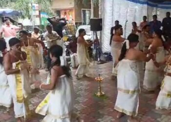 മലയാളി മങ്കമാരായി പാർവ്വണേന്ദുവിന് ചുവടുവച്ച് കാക്കിക്കുള്ളിലെ കലാകാരന്മാർ; പോലീസുകാരുടെ തിരുവാതിര വൈറൽ