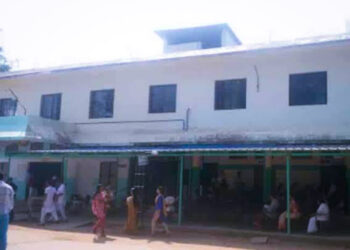 താലൂക്ക് ആശുപത്രിയിലെ  തുരുമ്പിച്ച സ്ട്രച്ചർ തകർന്ന് വീണു; നെഞ്ചുവേദനയായി കൊണ്ടുവന്ന രോഗിക്ക് പരിക്ക്