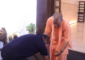 കാൽതൊട്ട് ഉപചാരം അർപ്പിച്ചത് അദ്ദേഹത്തിന്റെ നല്ല സംസ്‌കാരം; രജനിയ്ക്ക് പിന്തുണയുമായി ആരാധകർ