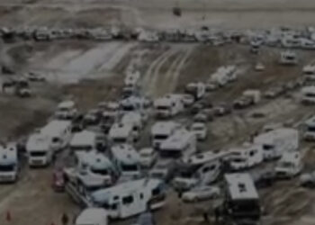 മരുഭൂമിയിൽ കനത്ത മഴയിൽ ചെളിയിൽ കുടുങ്ങി 70,000 ത്തിലധികം പേർ