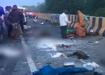 ഫ്‌ളൈഓവറിൽ നിർത്തിയിട്ടിരുന്ന ബസിലേക്ക് ട്രക്ക് പാഞ്ഞു കയറി; 11 പേർക്ക് ദാരുണാന്ത്യം