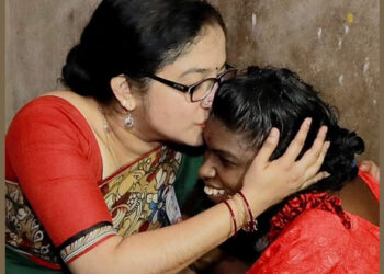 സ്വന്തം ഭവനമെന്ന സ്വപ്നം ഇനി ജ്യോതിക്ക് പൂവണിയും; സ്നേഹചുംബനത്തിൻ്റെ അകമ്പടിയോടെ ഉറപ്പുനൽകി കളക്ടർ ദിവ്യ എസ് അയ്യർ