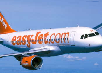 വിമാനത്തിനുള്ളിൽ വെച്ച് ലൈംഗികബന്ധത്തിൽ ഏർപ്പെട്ടു; ദമ്പതികളെ പിടിച്ച് പുറത്താക്കി ജീവനക്കാർ